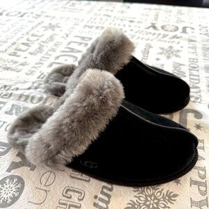 UGG Women's Black Slippers with Fur Trim - Scuffette II Slipper